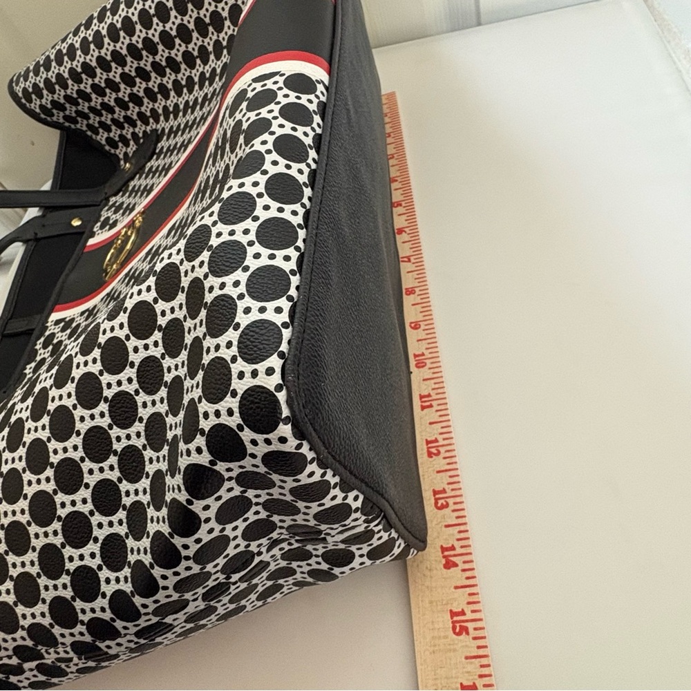 C. Wonder large Signature Tote - Picture 10 of 12